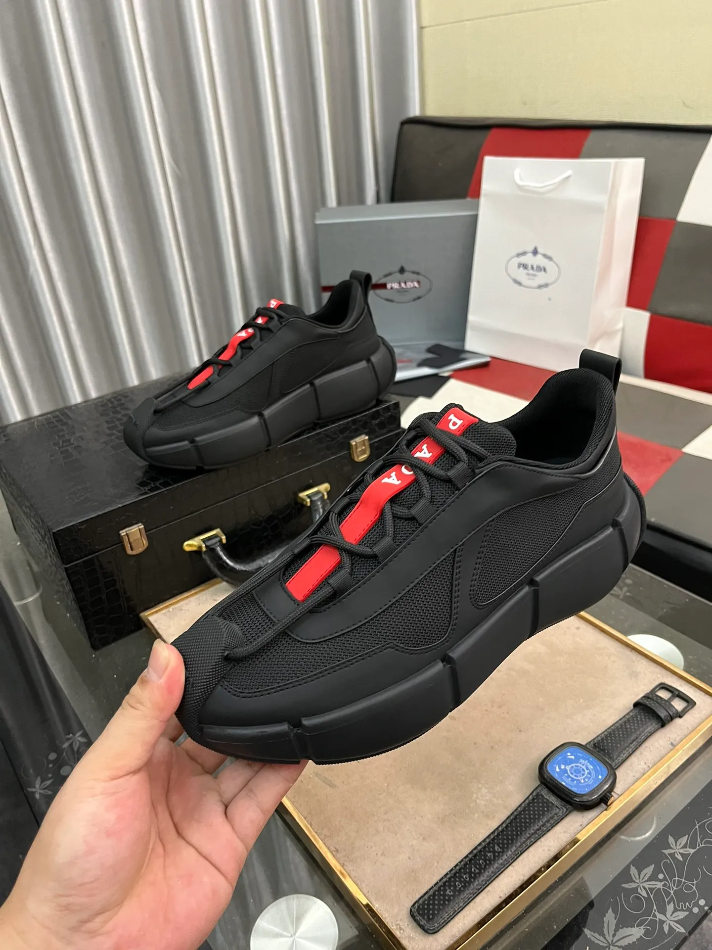 Men's shoes 💰540⌚️⌚️ PRADA/Prada men's lace-up casual sports shoes, the upper is made of cowhide leather and breathable mesh. It is soft, comfortable and breathable. The tongue is decorated with the PRADA brand letter logo. The thick rubber sole echoes the red label tongue. The style is fashionable and elegant. The details are carefully crafted. A super fashionable casual sports shoe with excellent breathability!  Size: 38-443️⃣Colors available